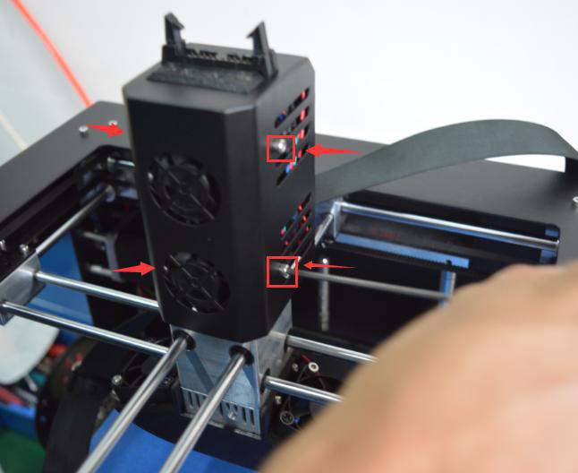 装好四颗螺丝的混色3d打印机示意图