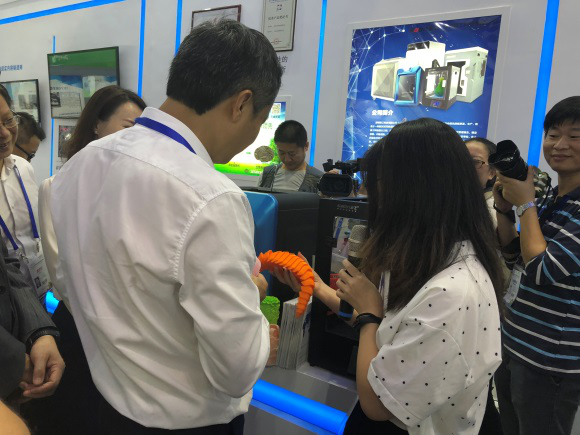 宝安区书记与我们森工科技人员亲戚家交谈