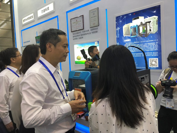 我们森工人员与宝安书记亲切交谈