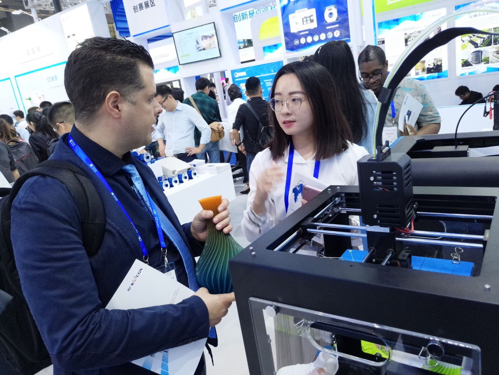 森工科技外贸人员与美国游客亲切交流 森工科技外贸人员与美国游客亲切交流