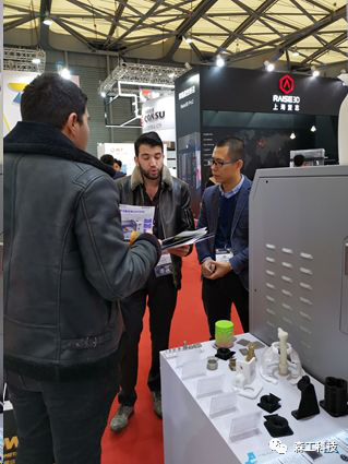 游览人员看样品