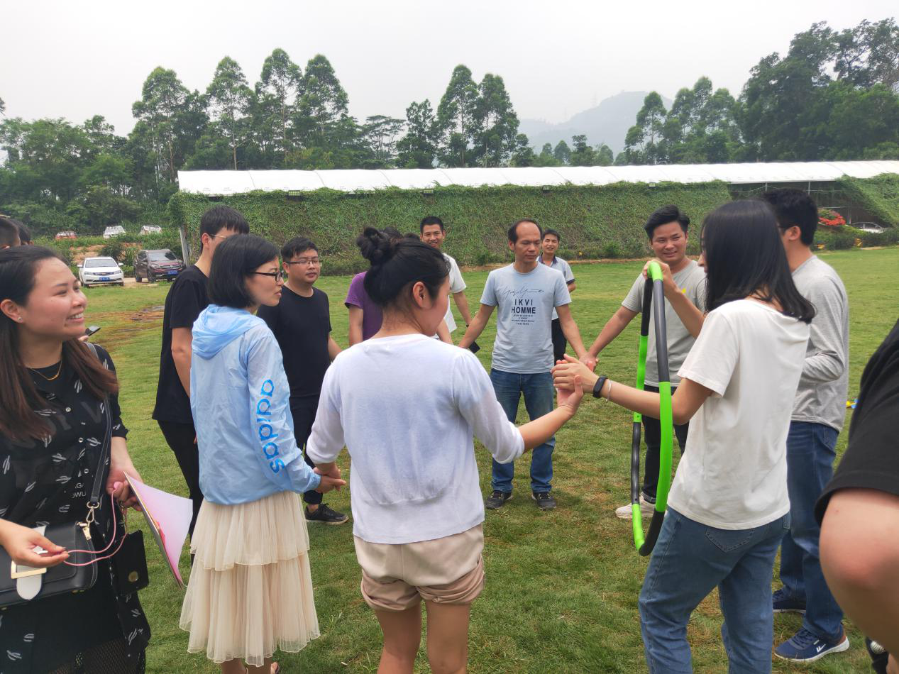 游戏活动钻呼啦圈