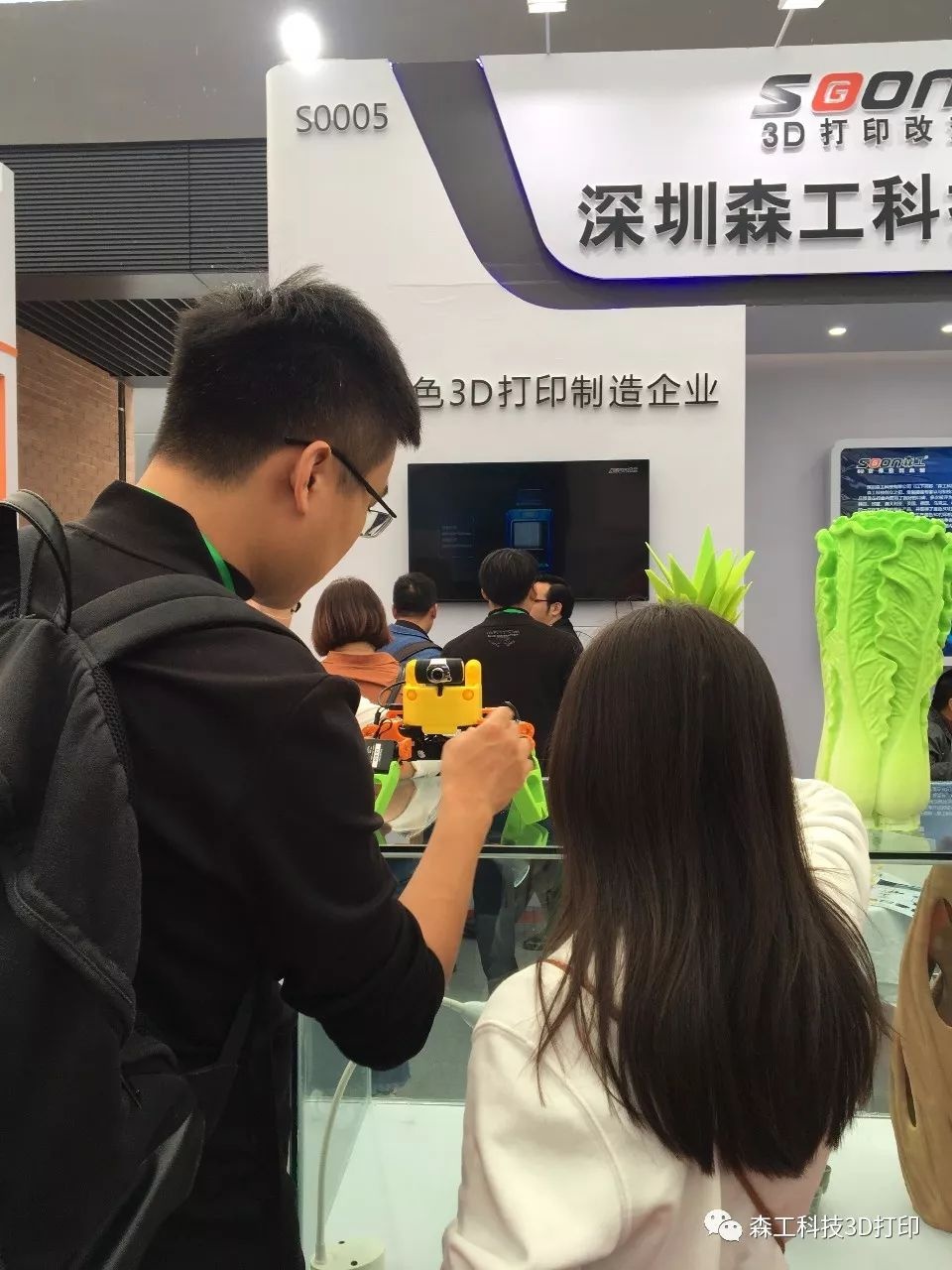 帮助参展人介绍3d打印机